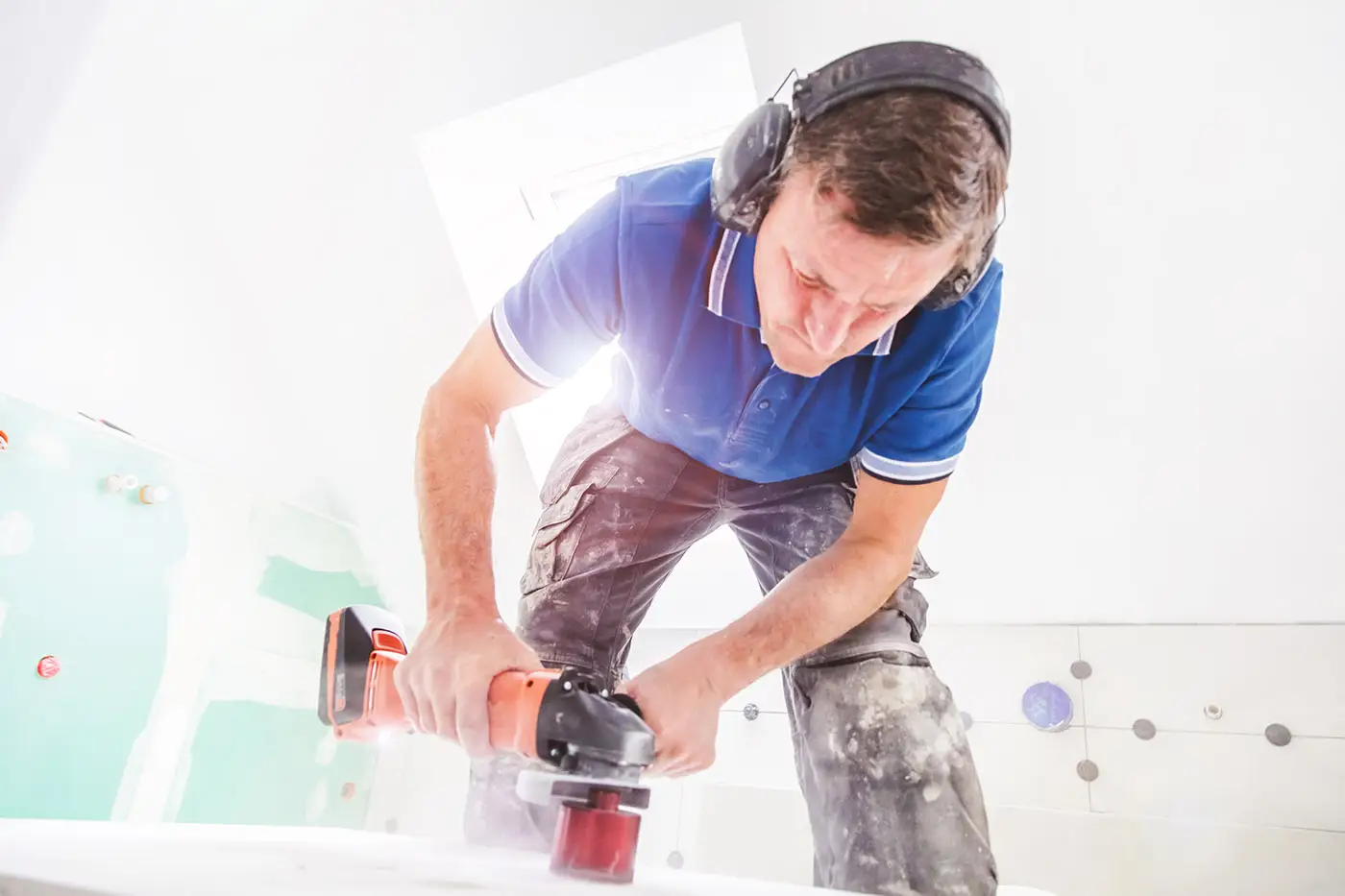 Arbeiter beim Zuschnitt einer Badezimmerfliese