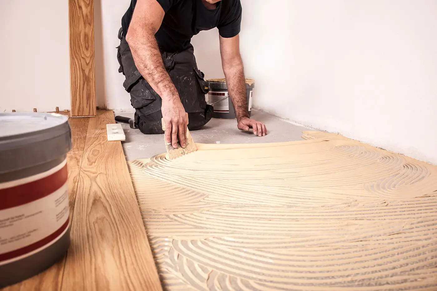 Arbeiter bei der Verlegung von Laminatboden