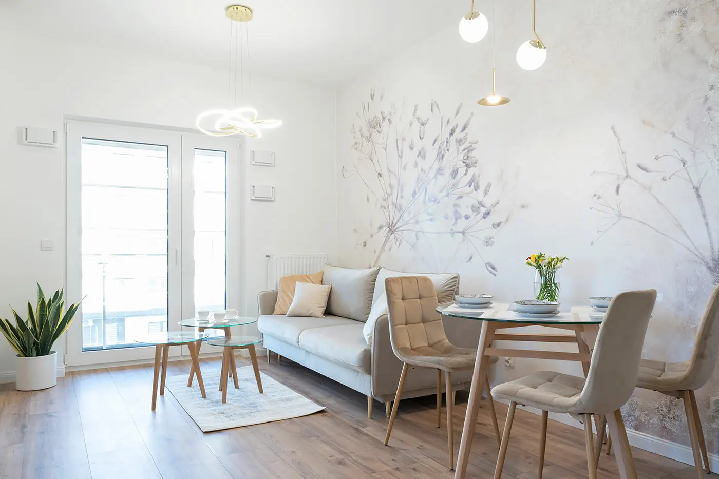 Eine helle Tapete mit großen Blüten