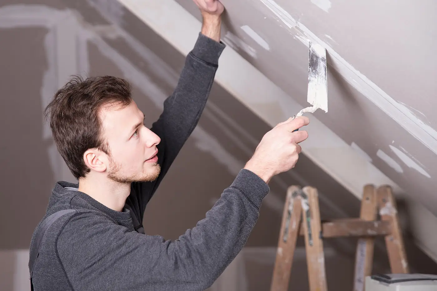 Arbeiter bei Trockenbauarbeiten in einem Dachgeschoss