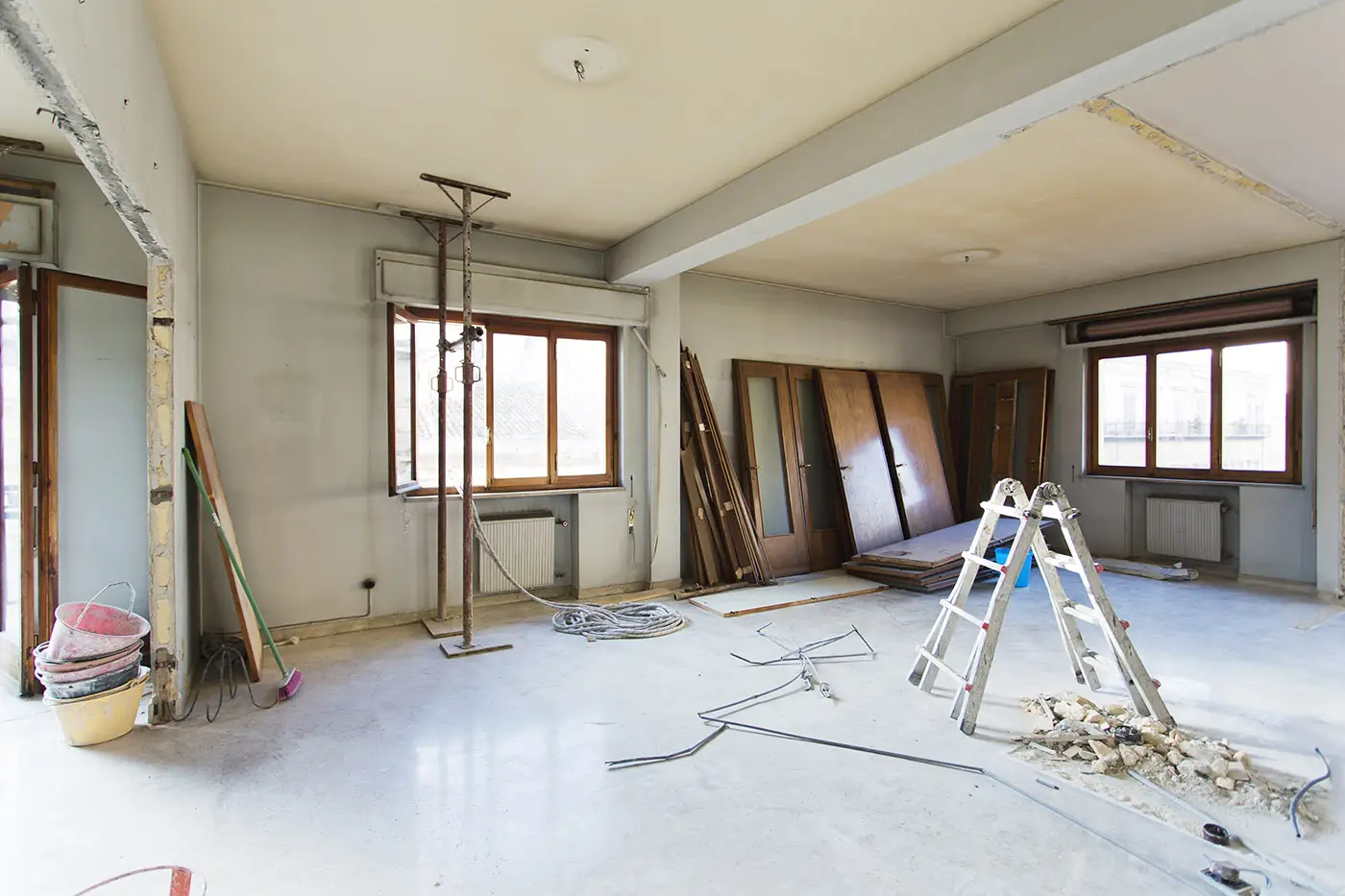 Frisch verlegter Estrichboden in einem Rohbau