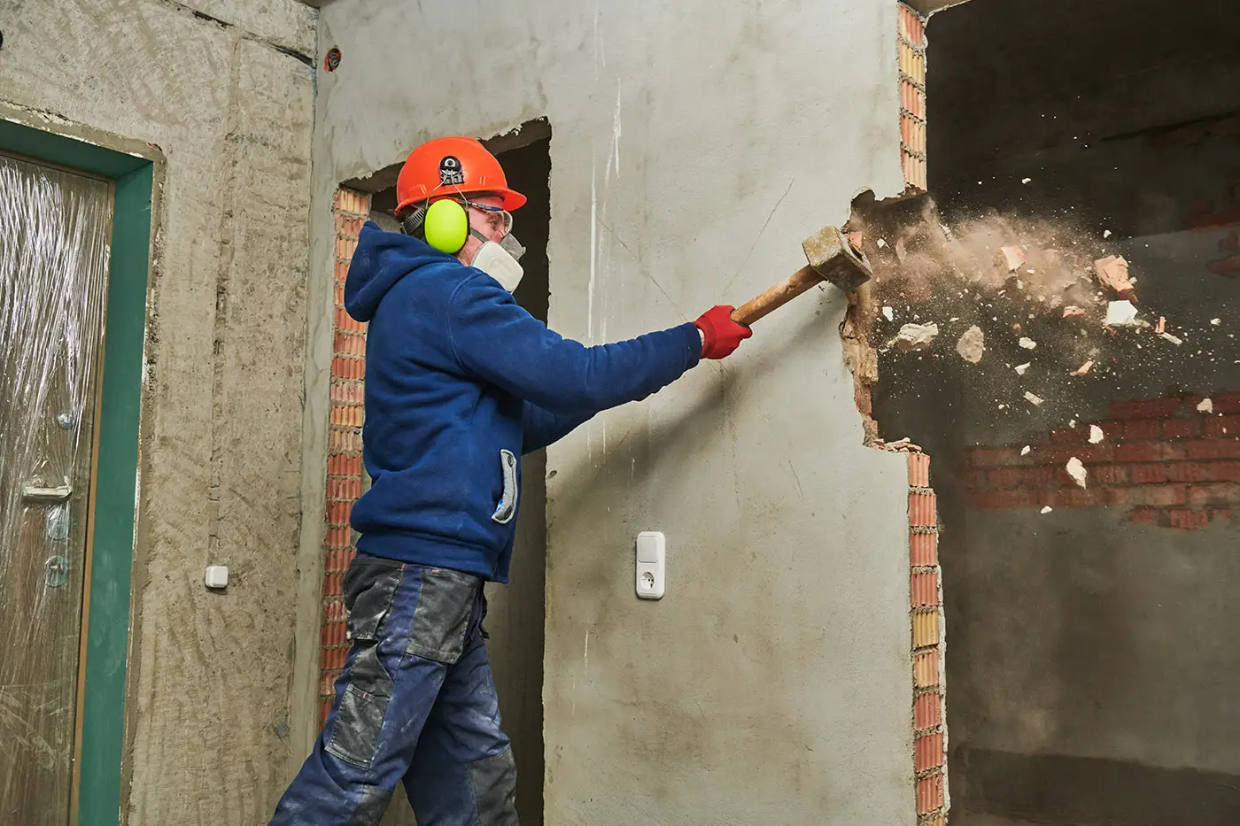 Abrissarbeiten an einer Innenwand