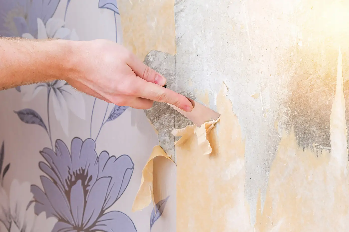 Eine alte Tapete wird entfernt