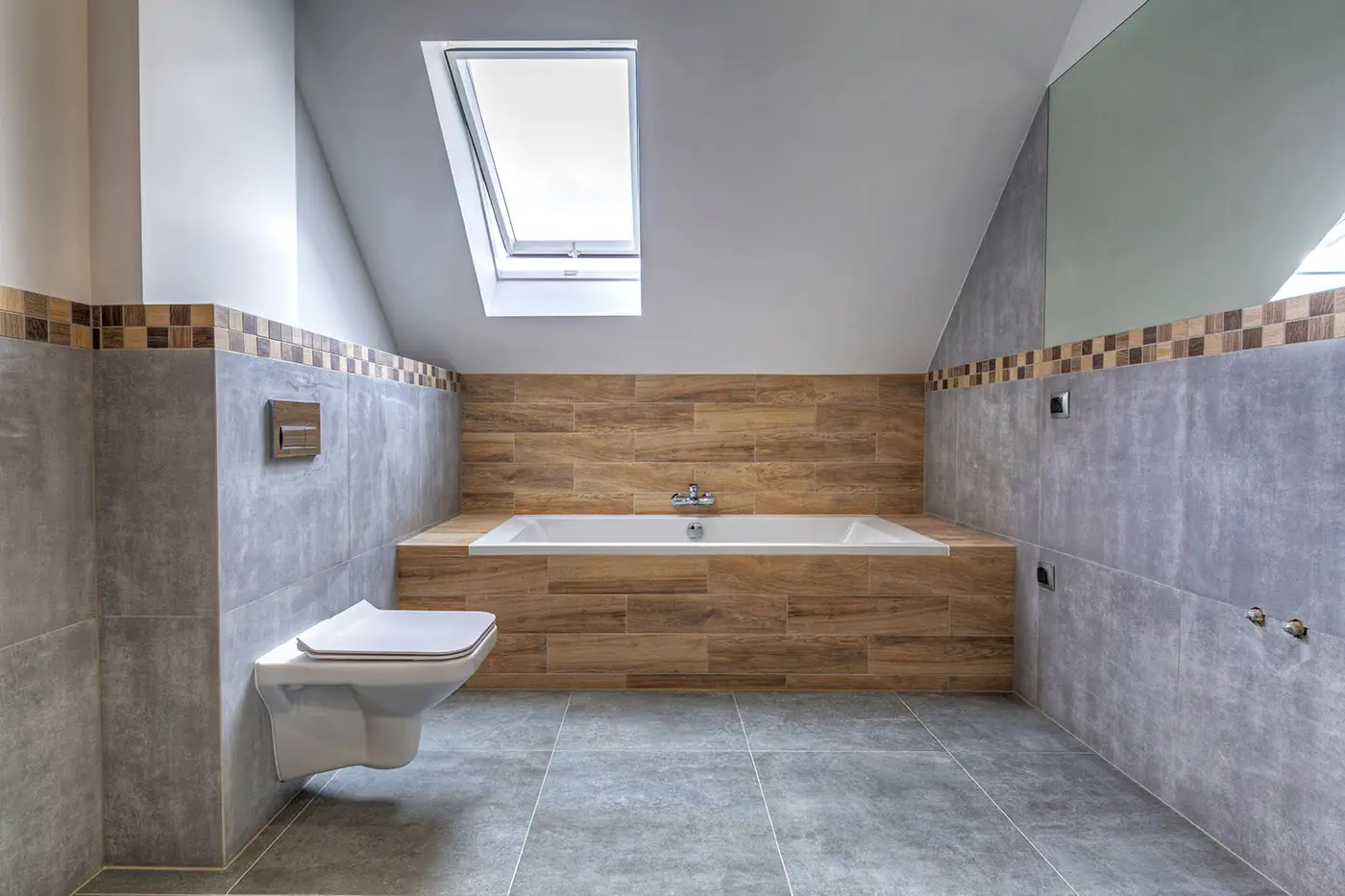 Ein frisch renoviertes Badezimmer mit neuen Fliesen