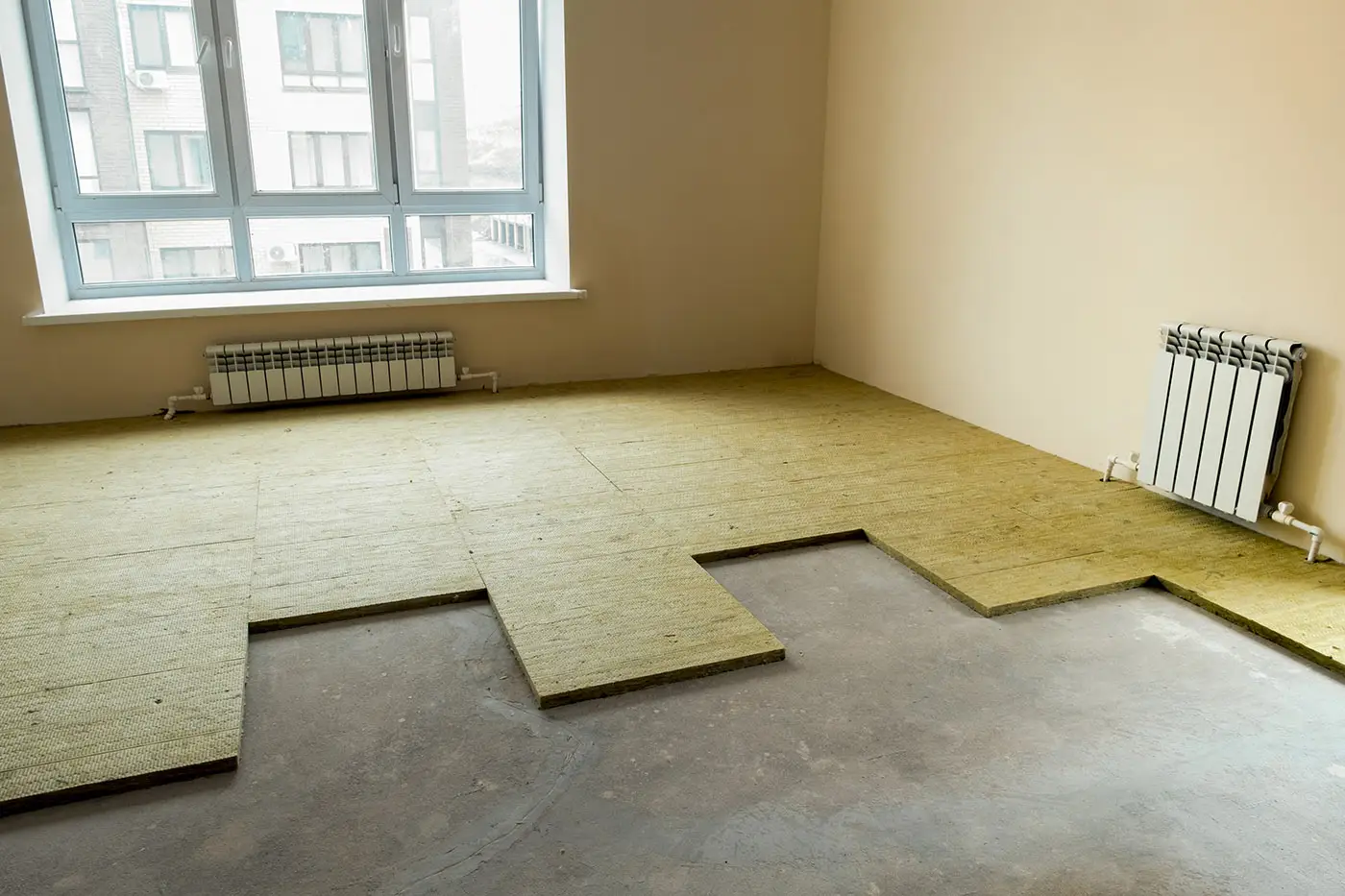 Schallhemmende Bodenplatten werden verlegt