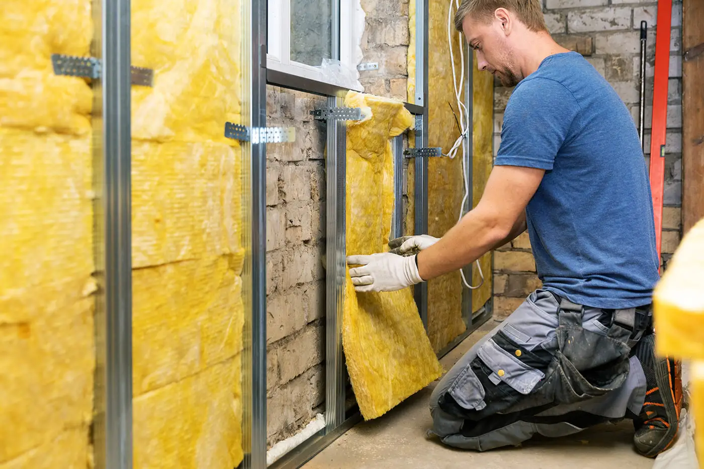 Anbringen von Dämmmaterial an einer Außenwand von innen