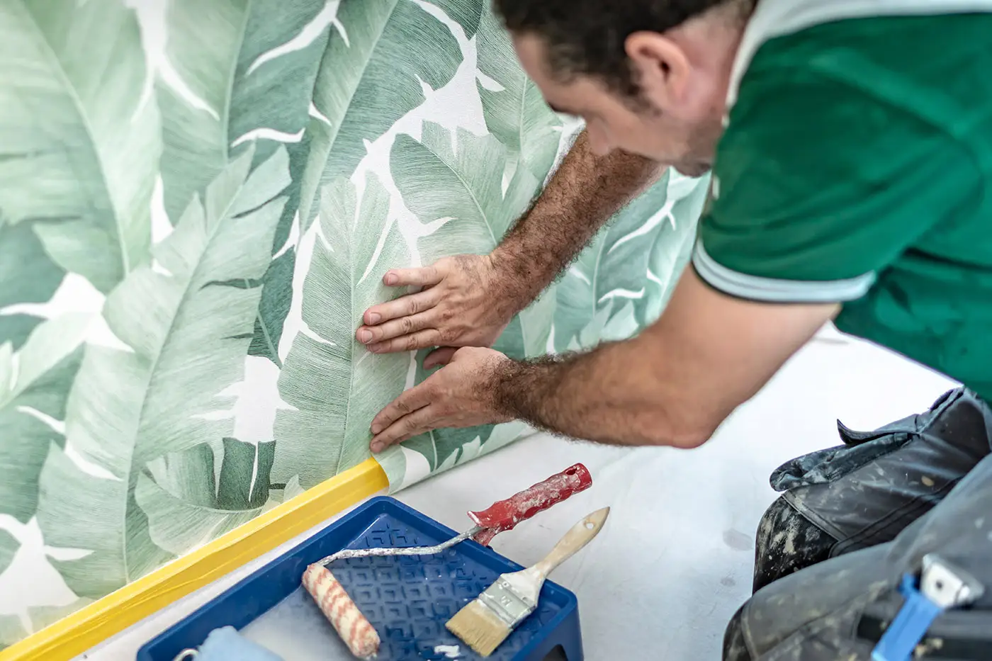 Glattstreichen eine neu angebrachten Tapete