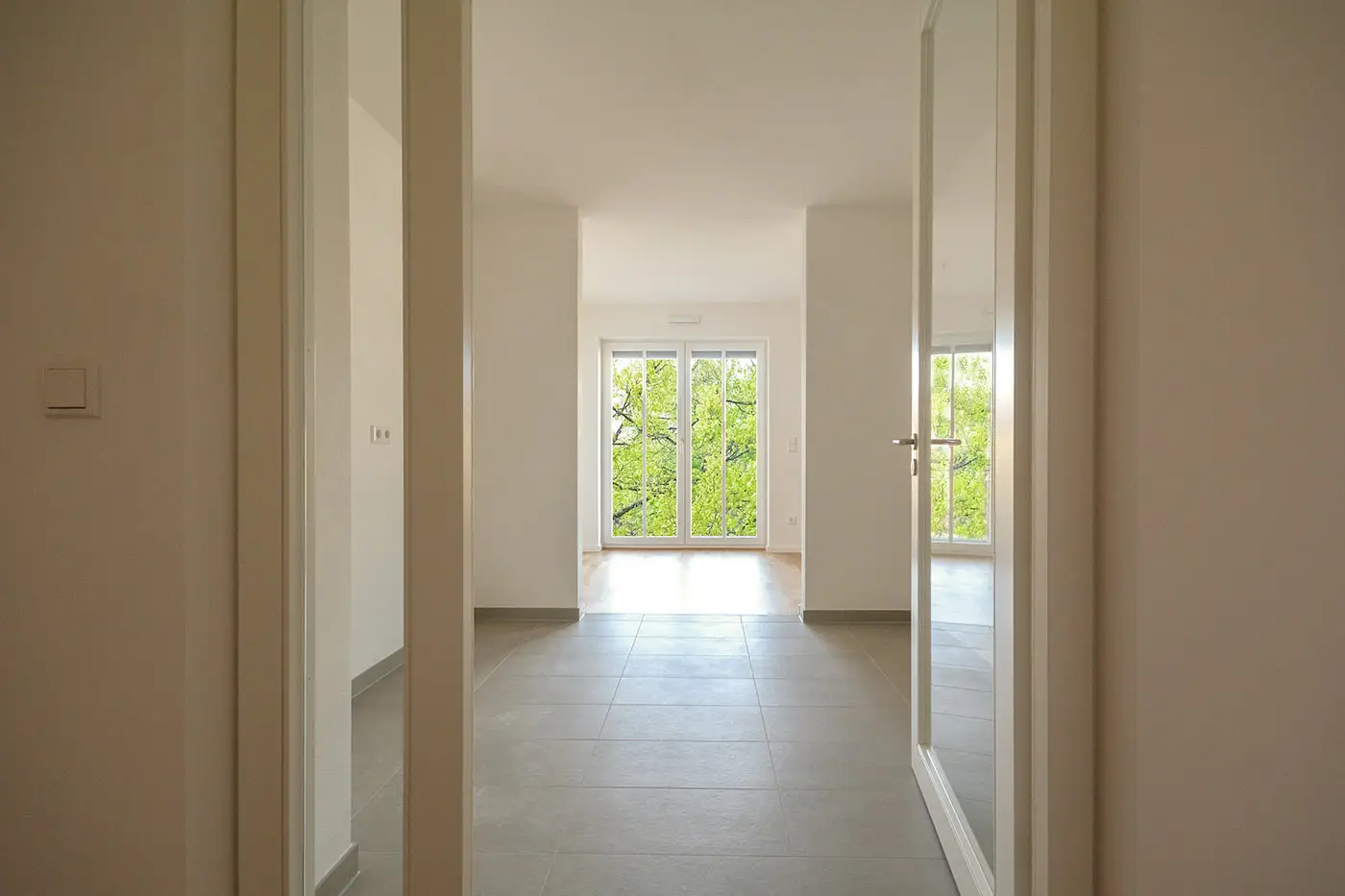 Ein helles Raumgefüge mit Fliesenfußboden