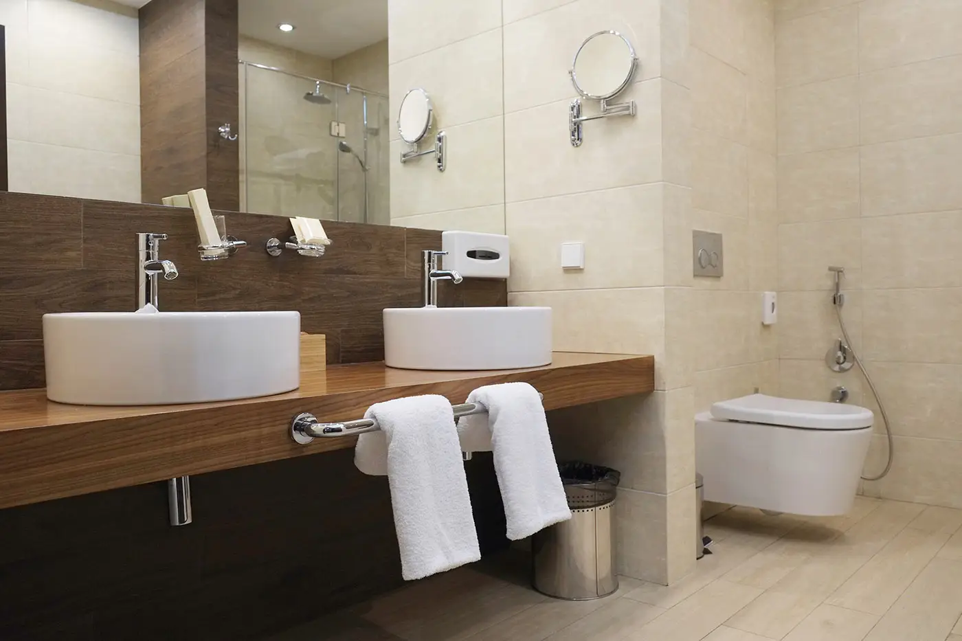 Ein frisch renoviertes Badezimmer mit neuen Fliesen