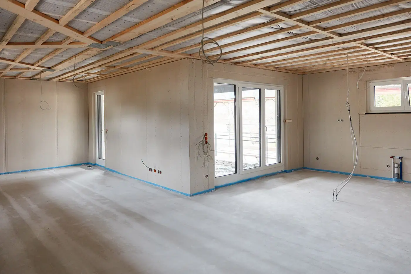 Frisch verlegter Estrichboden in einem Rohbau