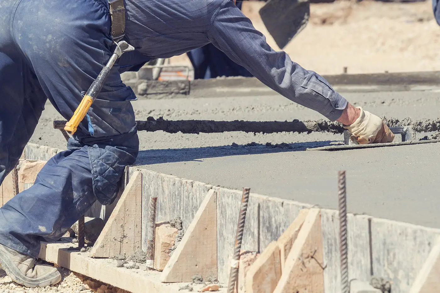 Arbeiter bei Betonarbeiten