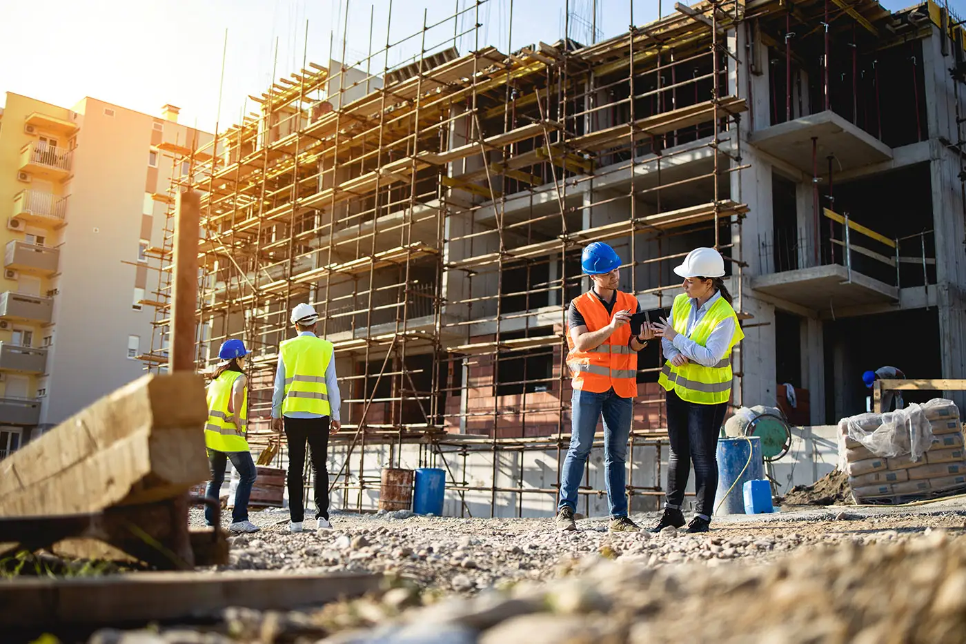 Ingenieure begutachten Betonbau