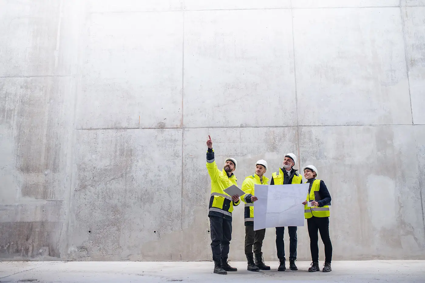 Ingenieure begutachten Betonbau