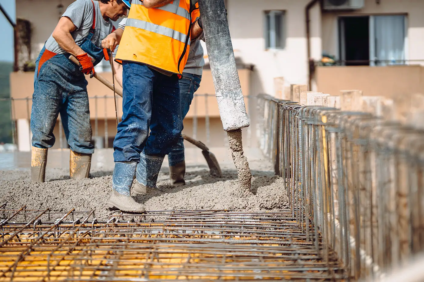 Arbeiter bei Betonarbeiten