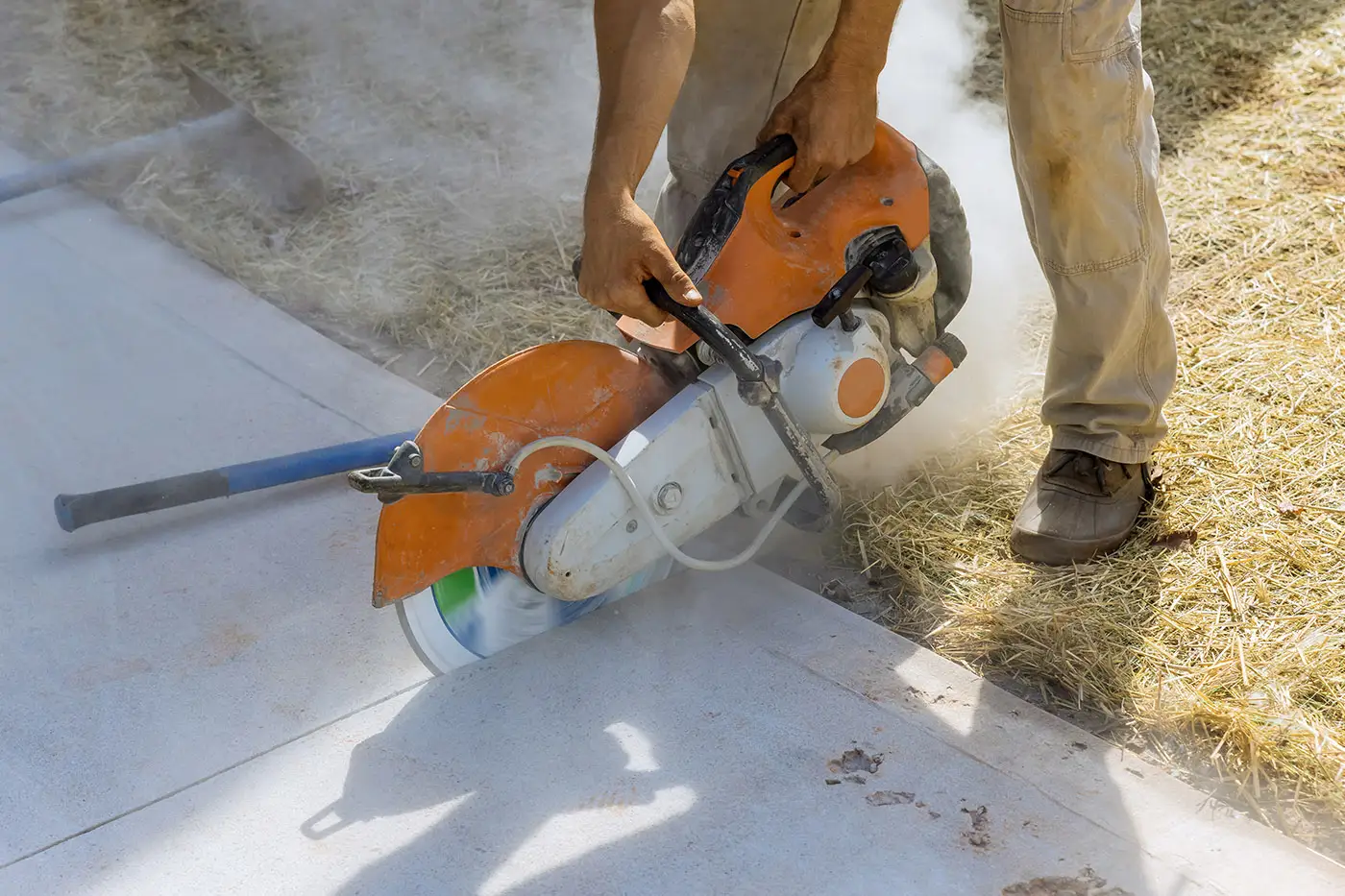 Arbeiter bei Betonarbeiten - Schneiden von Beton