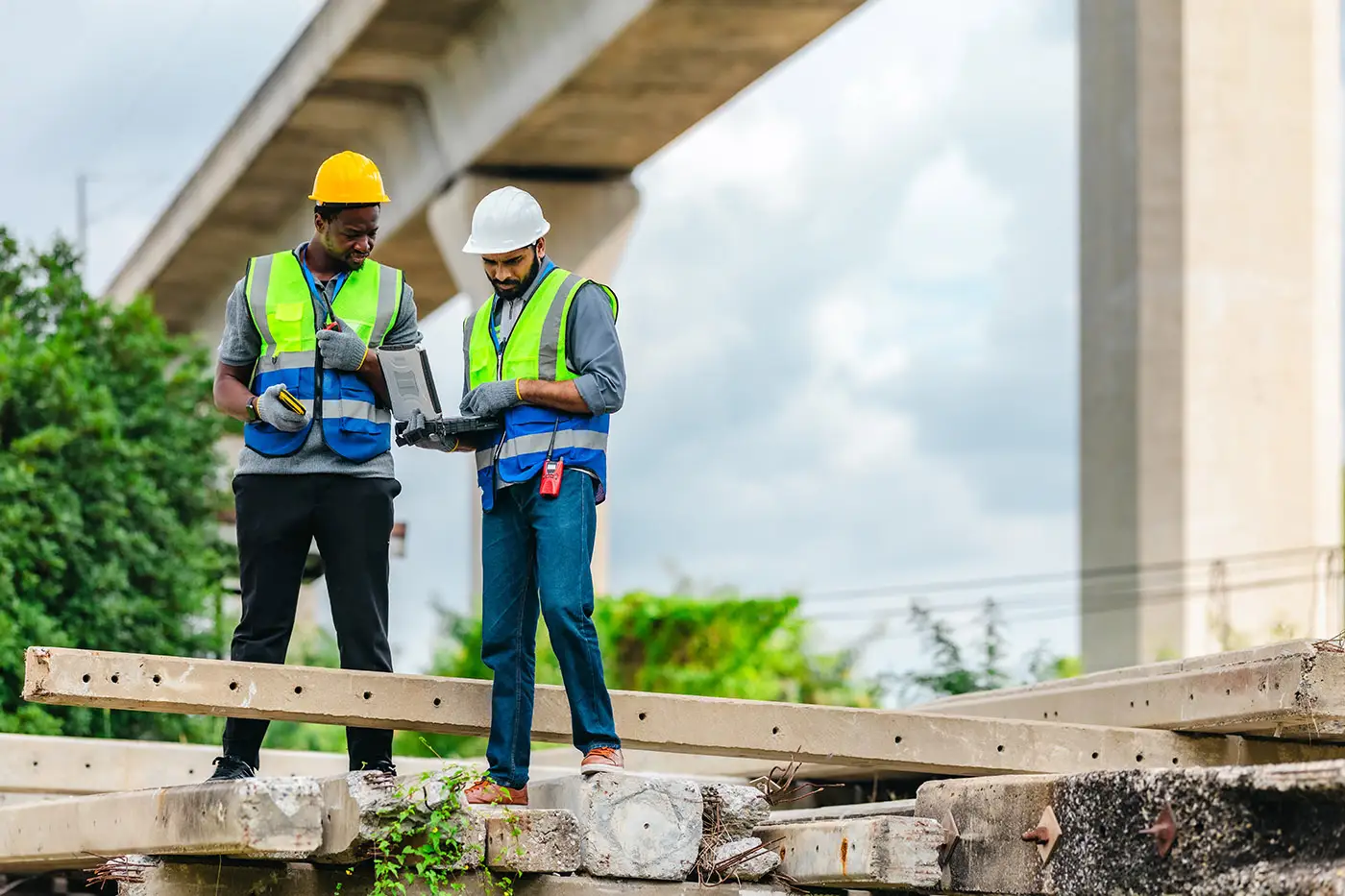 Arbeiter bei Betonarbeiten