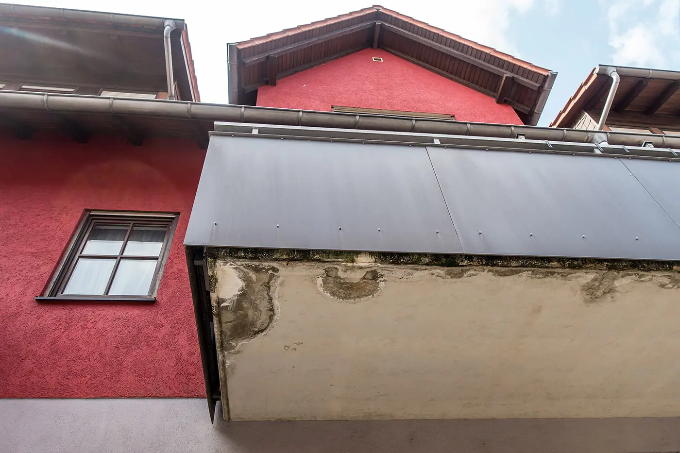 Balkon mit Schäden wartet auf Sanierung