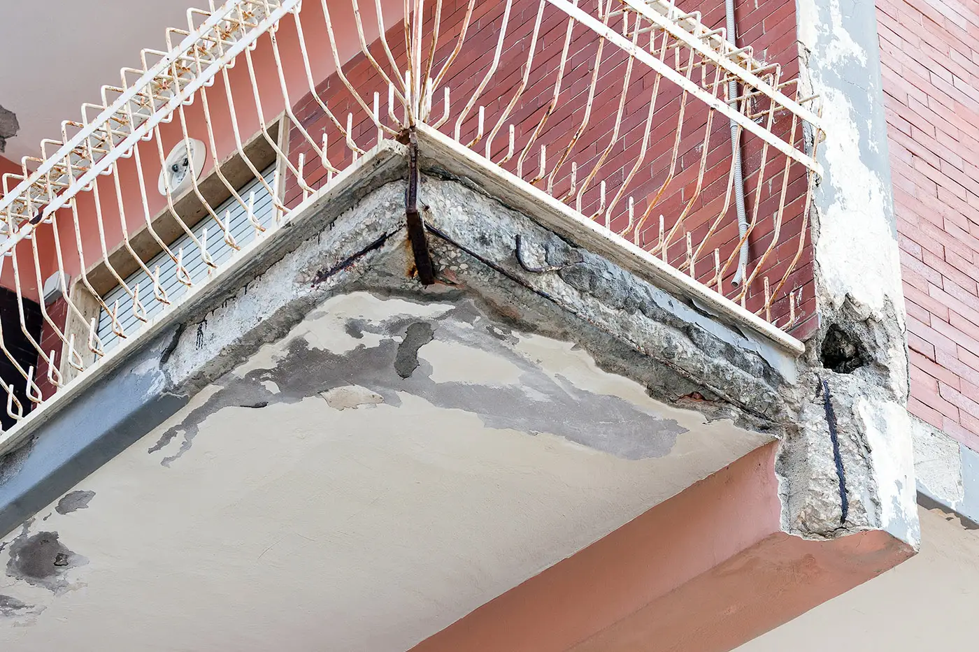 Balkon mit Schäden wartet auf Sanierung