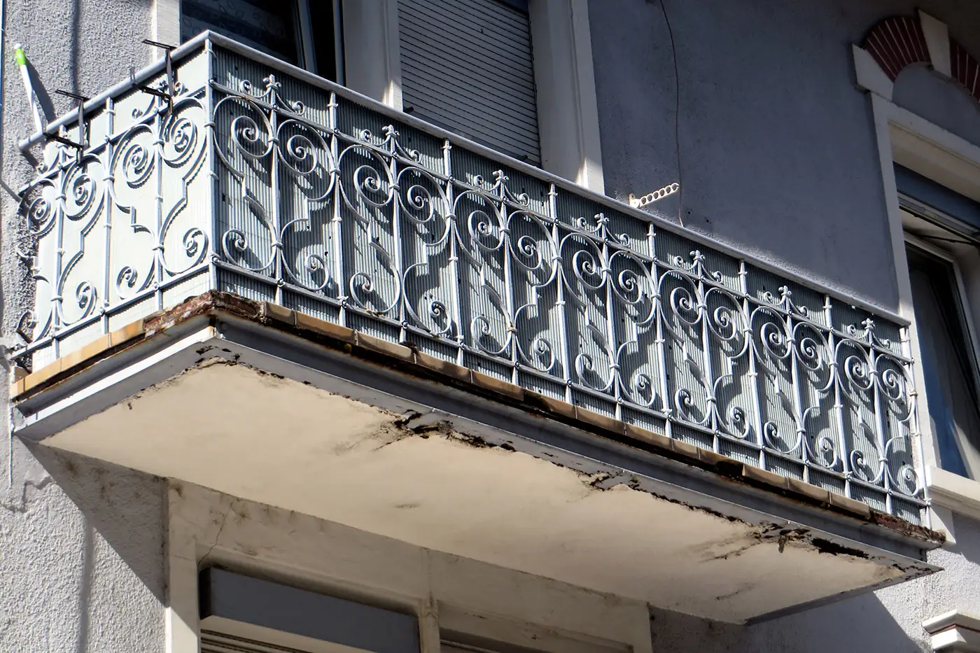 Balkon mit Schäden wartet auf Sanierung