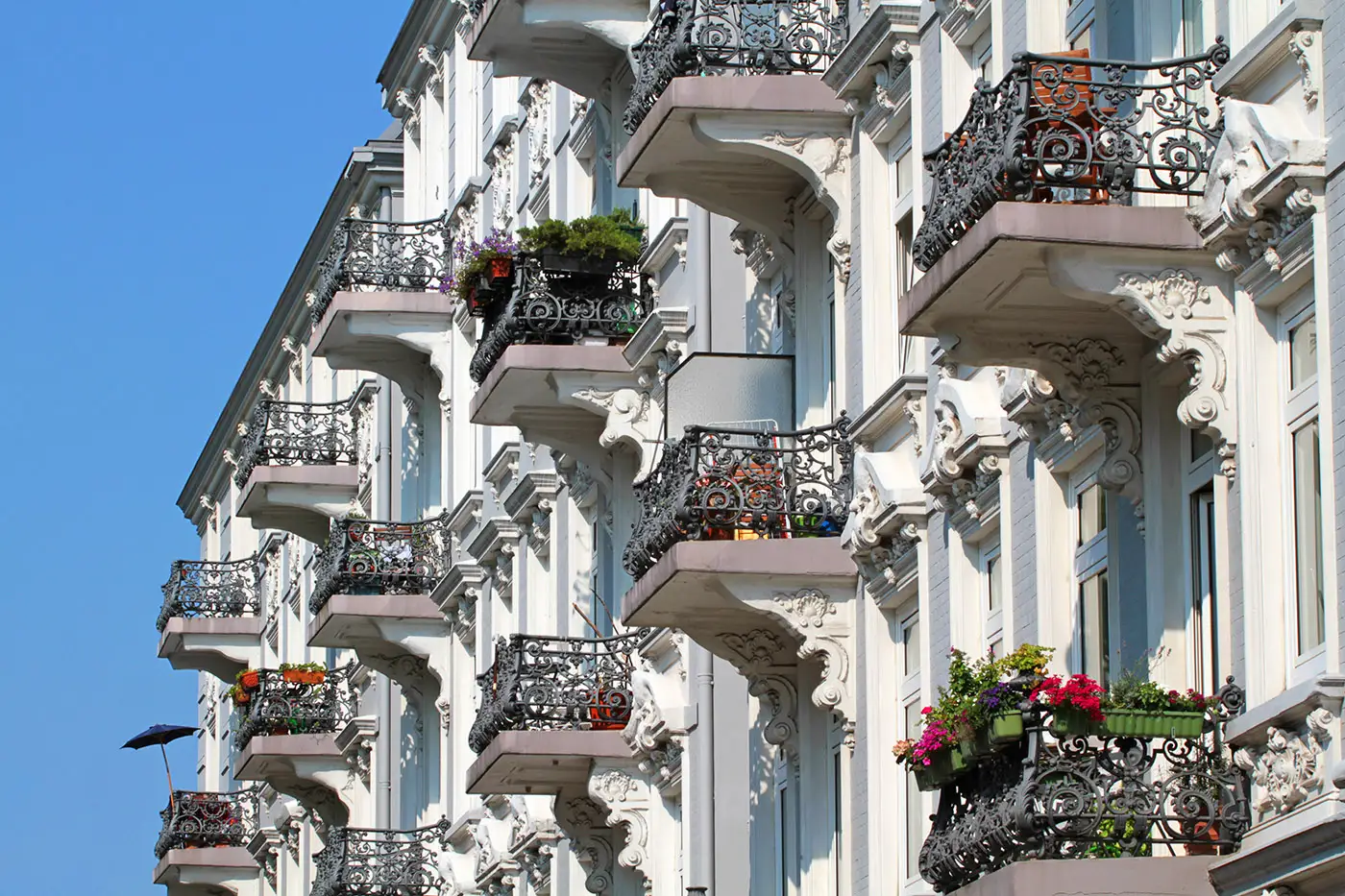 Altbaufassaden mit sanierten Balkons