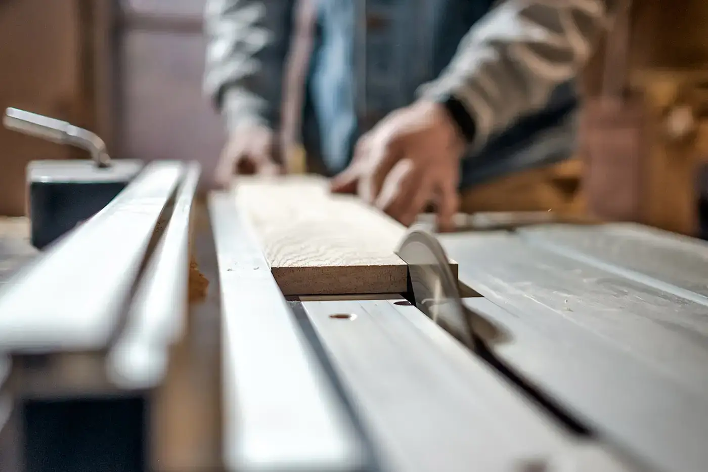 Arbeiter bei Zimmereiarbeiten