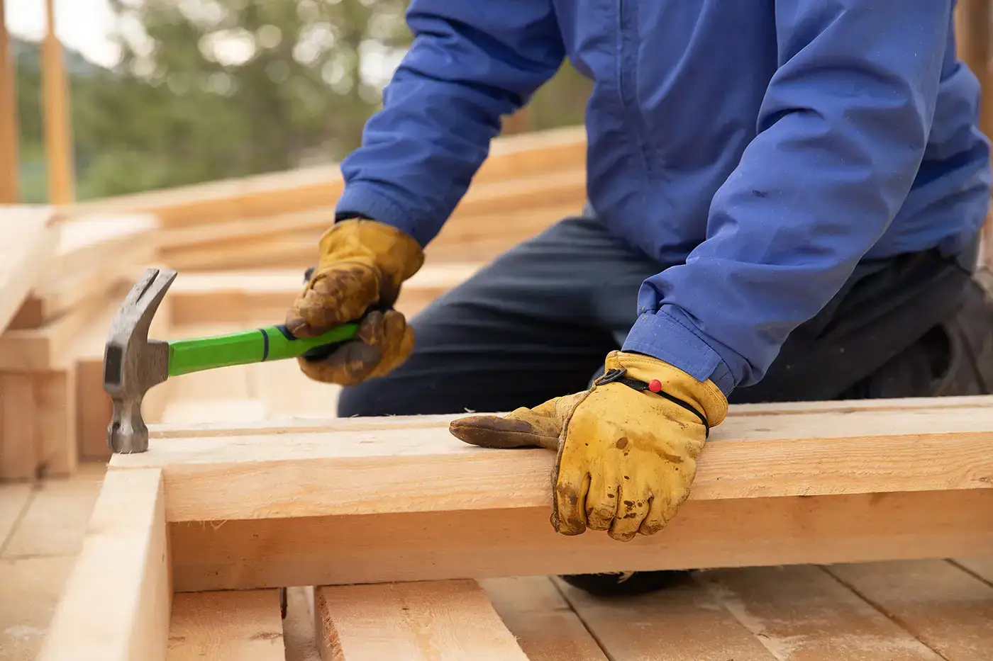 Arbeiter bei Zimmereiarbeiten