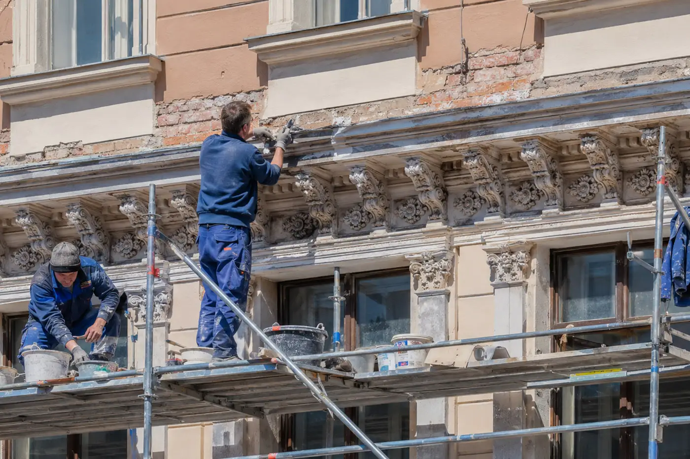 Gesims- und Stuckarbeiten an einer Fassade