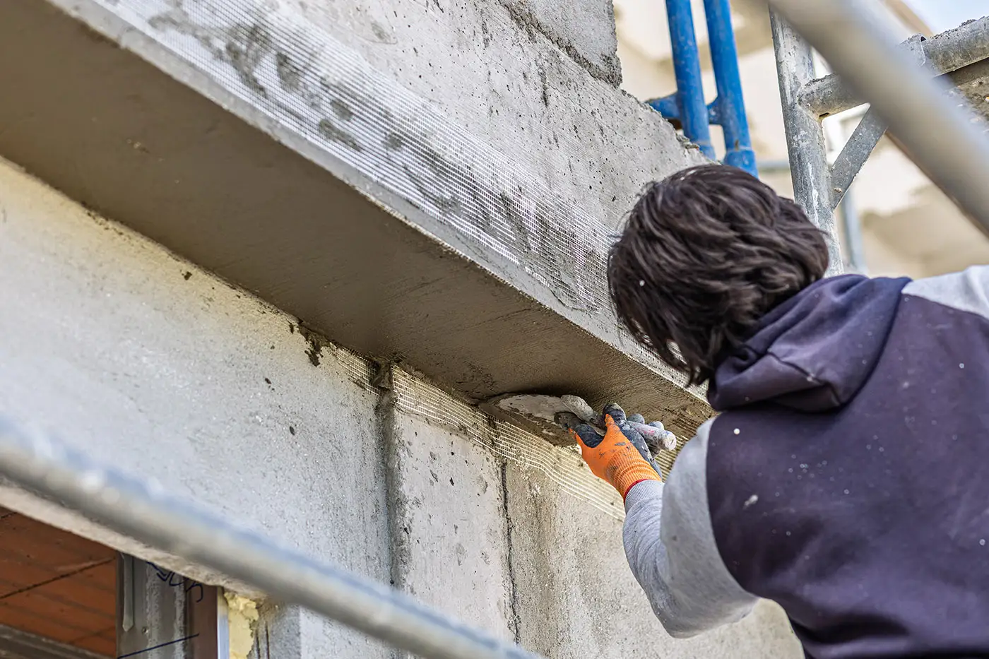 Gesims- und Stuckarbeiten an einer Fassade
