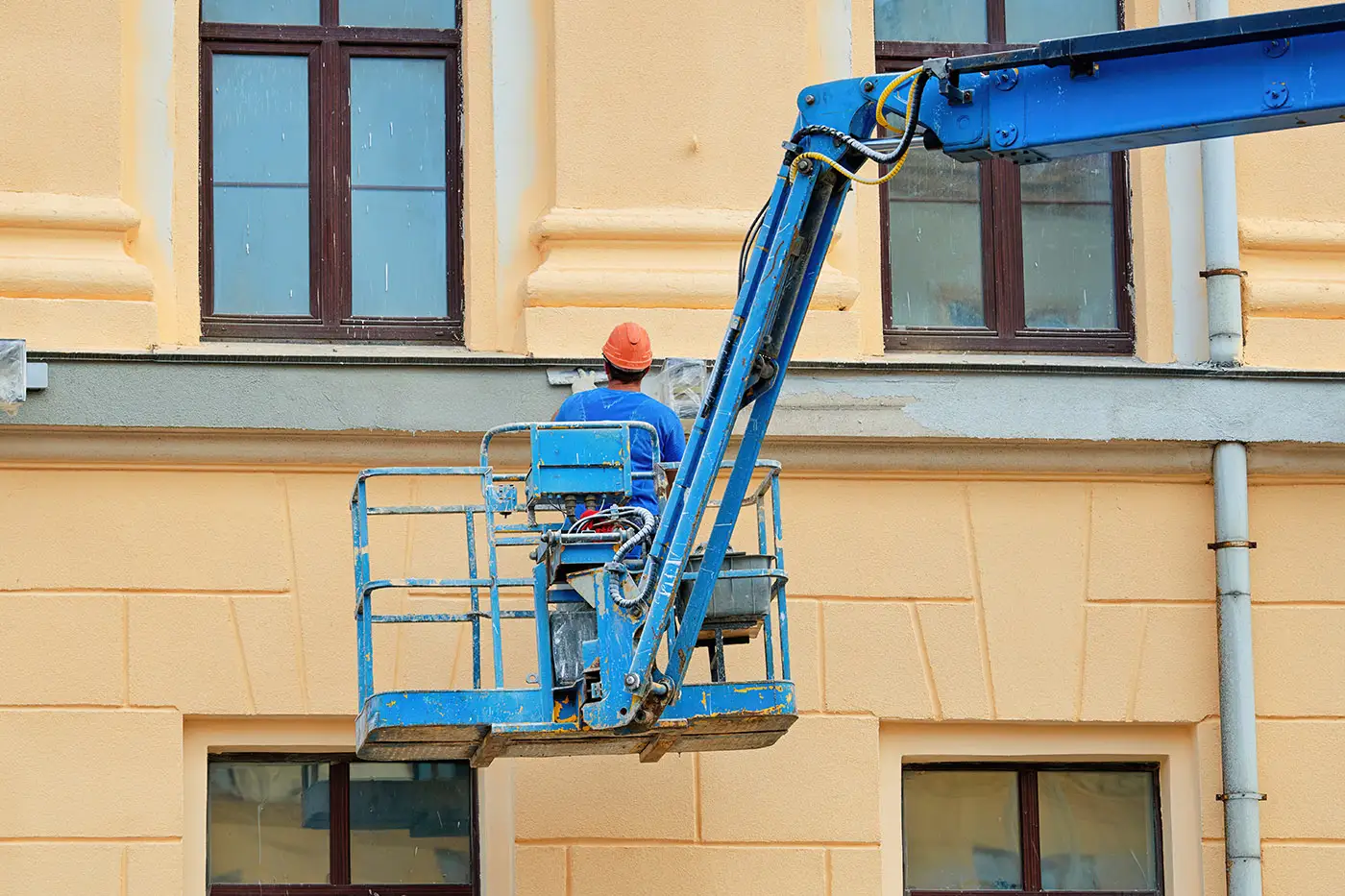 Gesims- und Stuckarbeiten an einer Fassade
