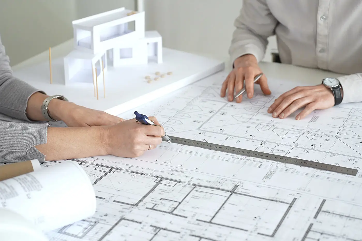 BauingenieurInnen arbeiten an Bauplänen