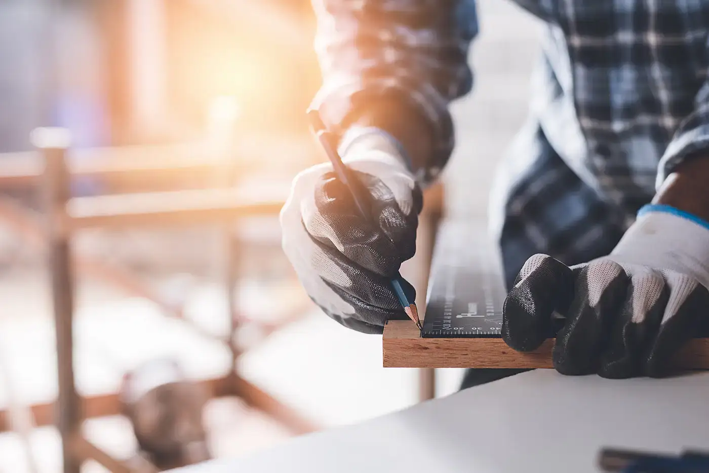 Arbeiter bei Zimmereiarbeiten