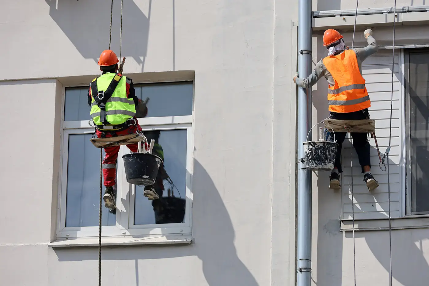 Gesims- und Stuckarbeiten an einer Fassade