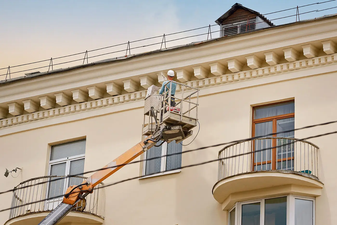 Gesims- und Stuckarbeiten an einer Fassade
