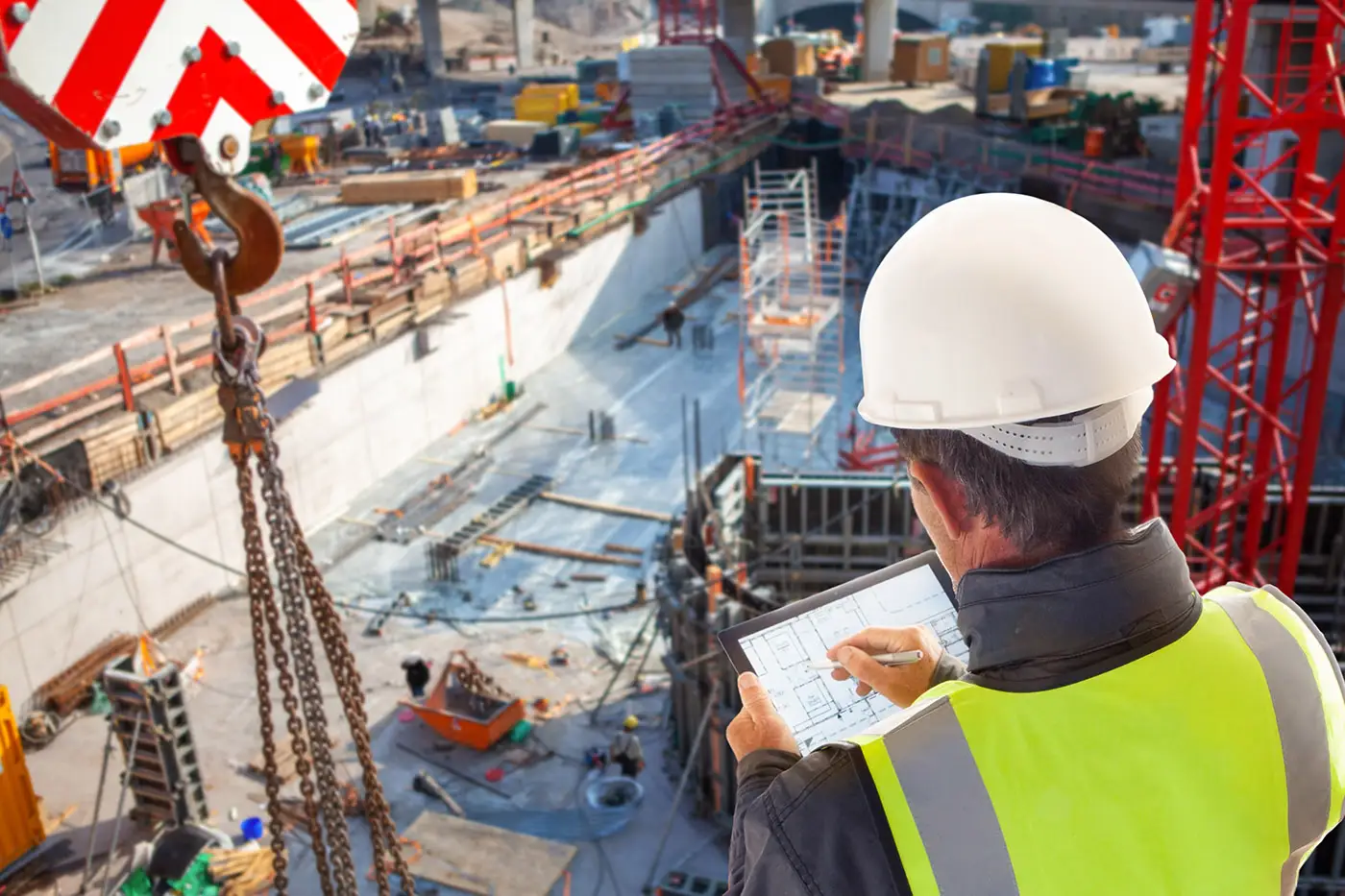Arbeiter bei Schalungsarbeiten