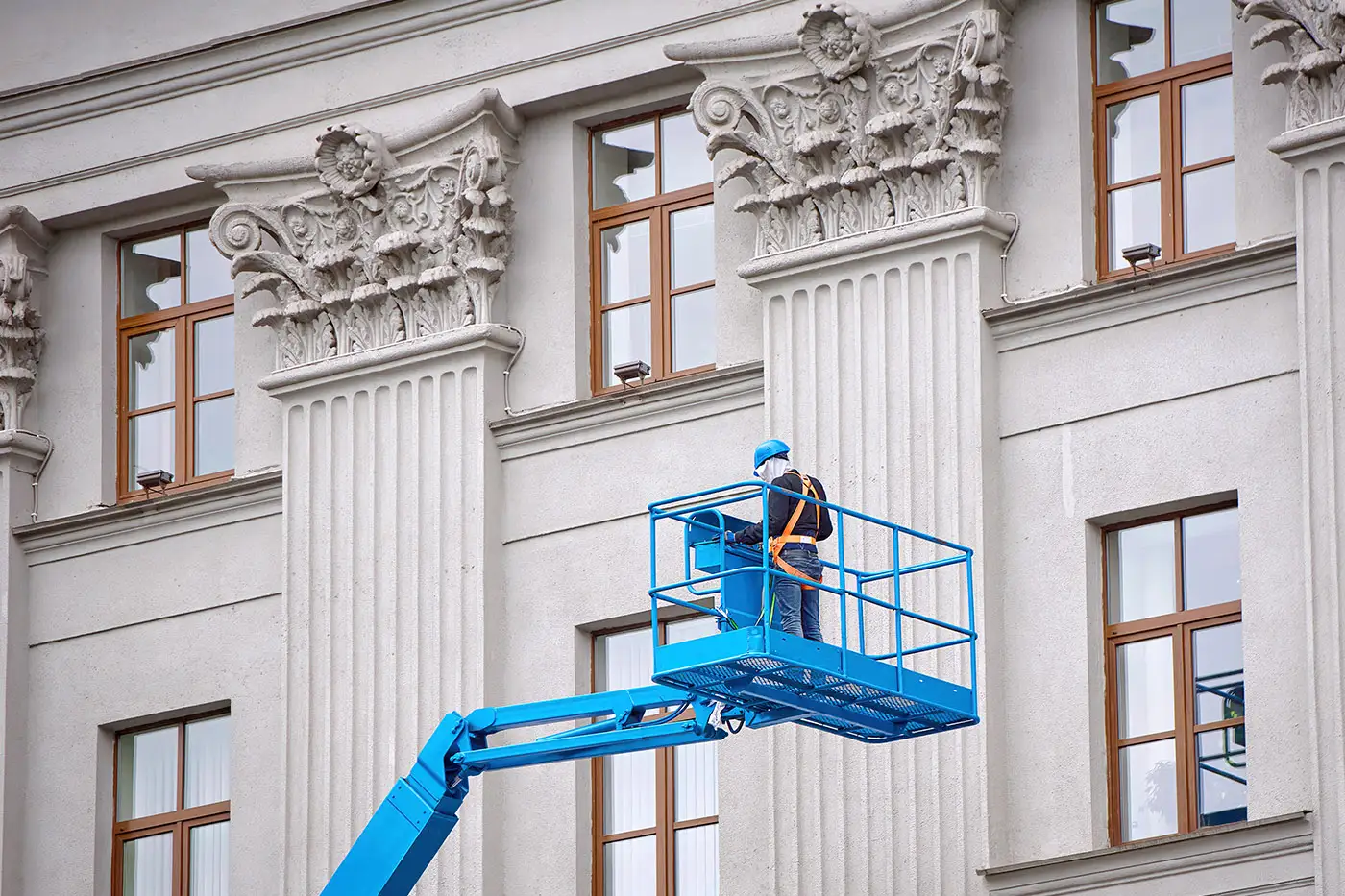 Gesims- und Stuckarbeiten an einer Fassade