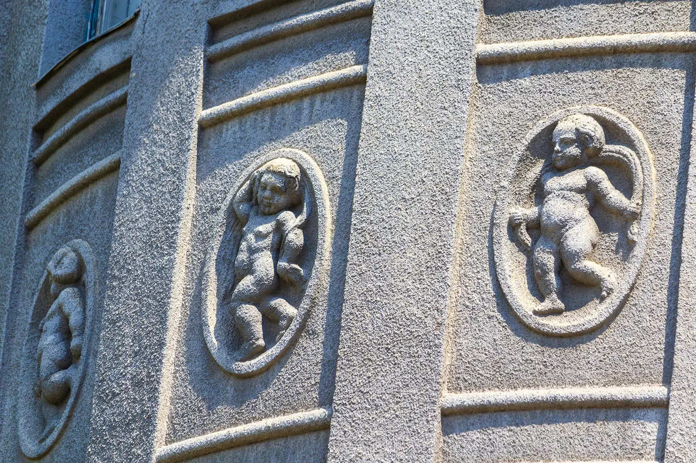 Gesims- und Stuckarbeiten an einer Fassade