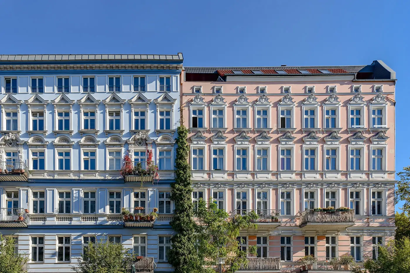 Gesims- und Stuckarbeiten an einer Fassade