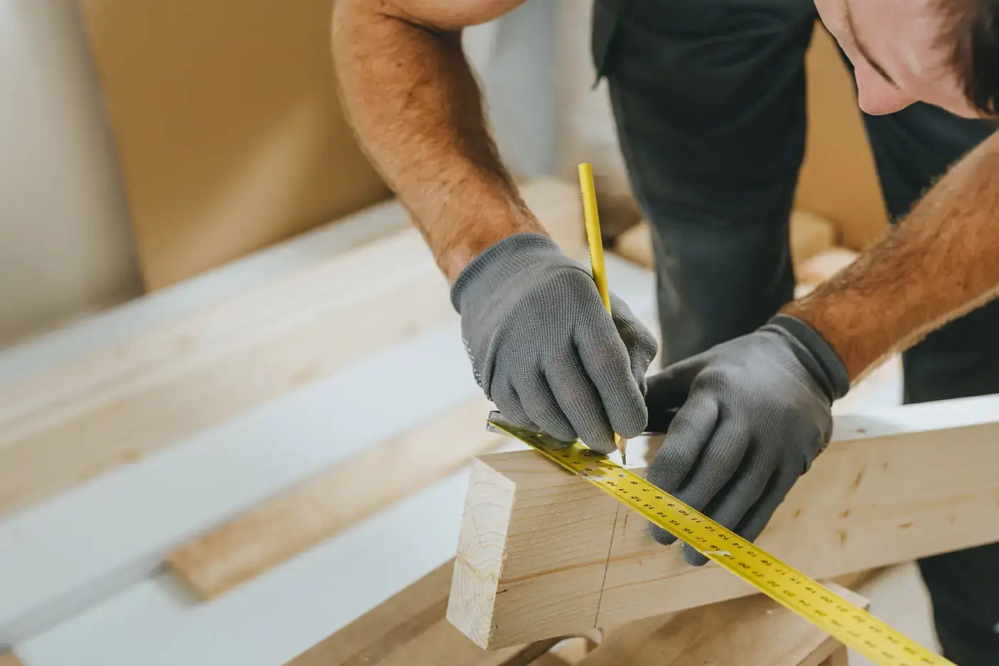 Arbeiter bei Zimmereiarbeiten