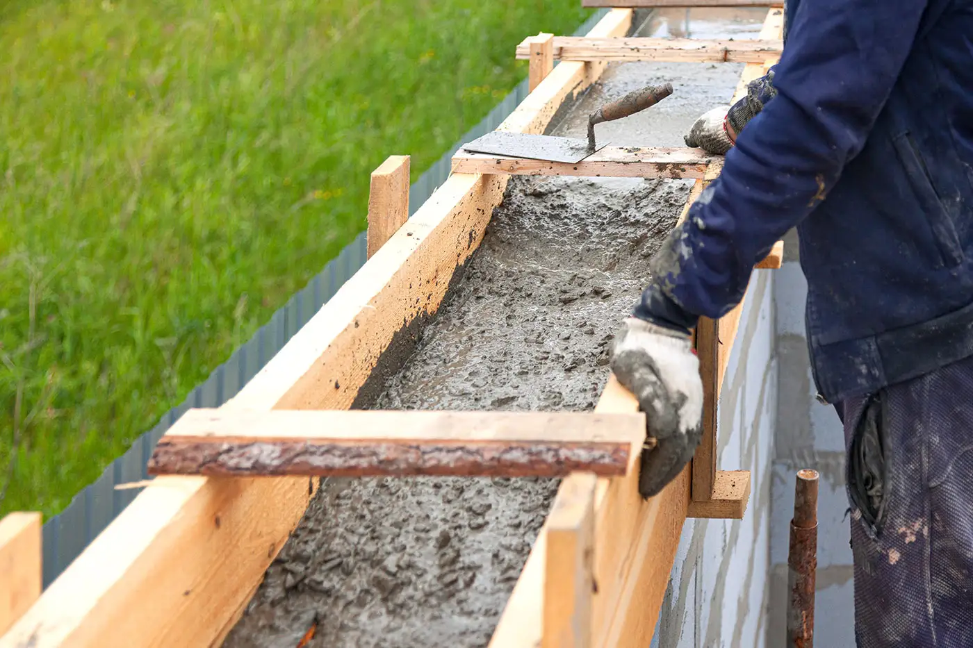 Arbeiter bei Schalungsarbeiten