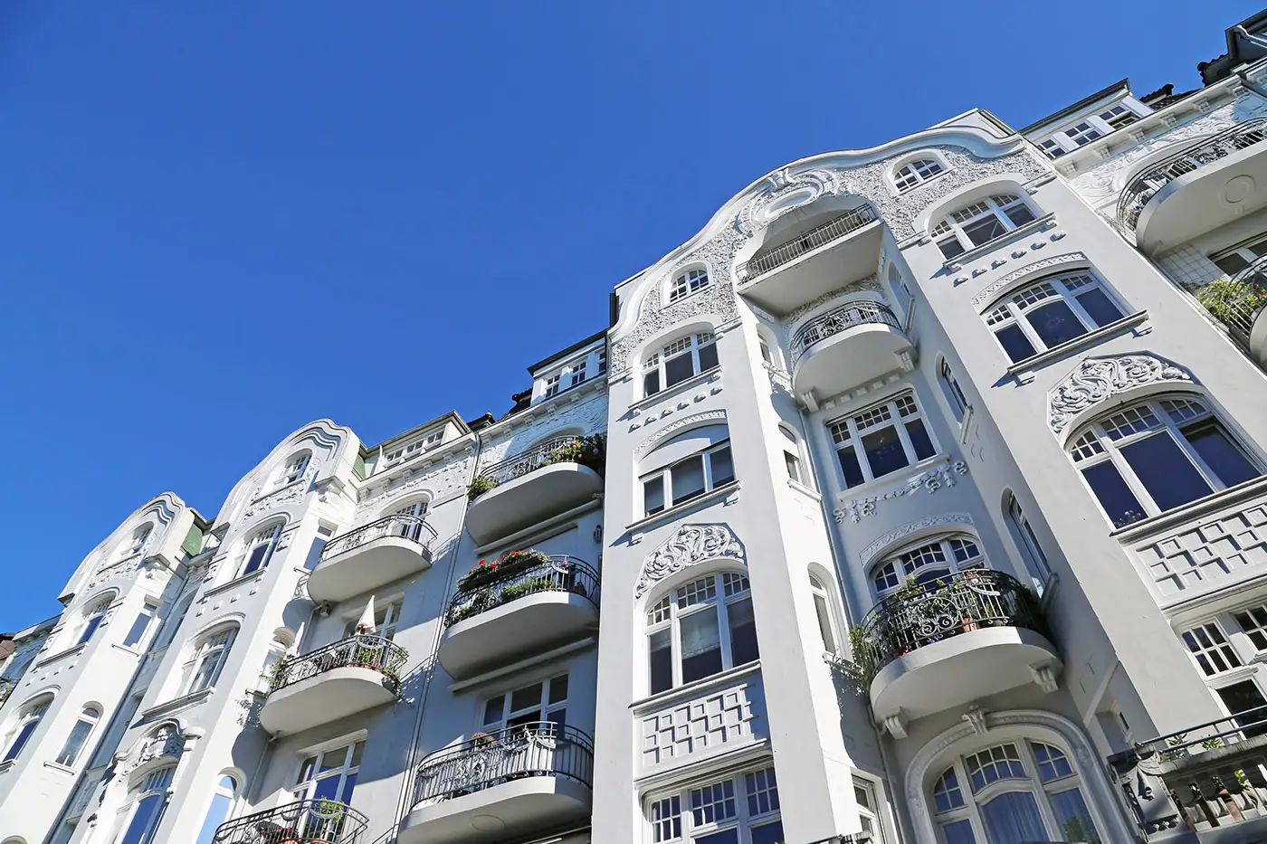 Gesims- und Stuckarbeiten an einer Fassade