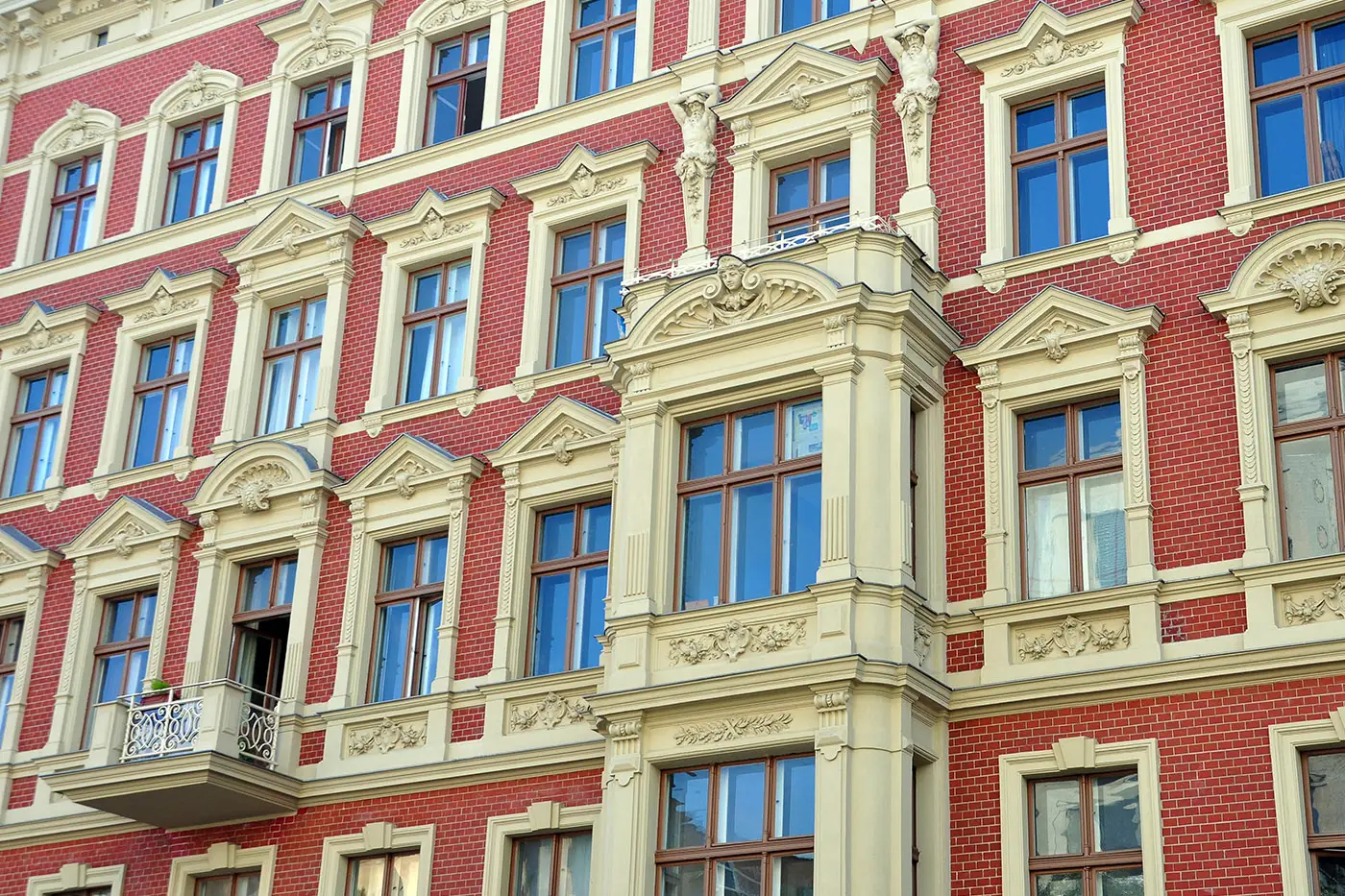 Gesims- und Stuckarbeiten an einer Fassade