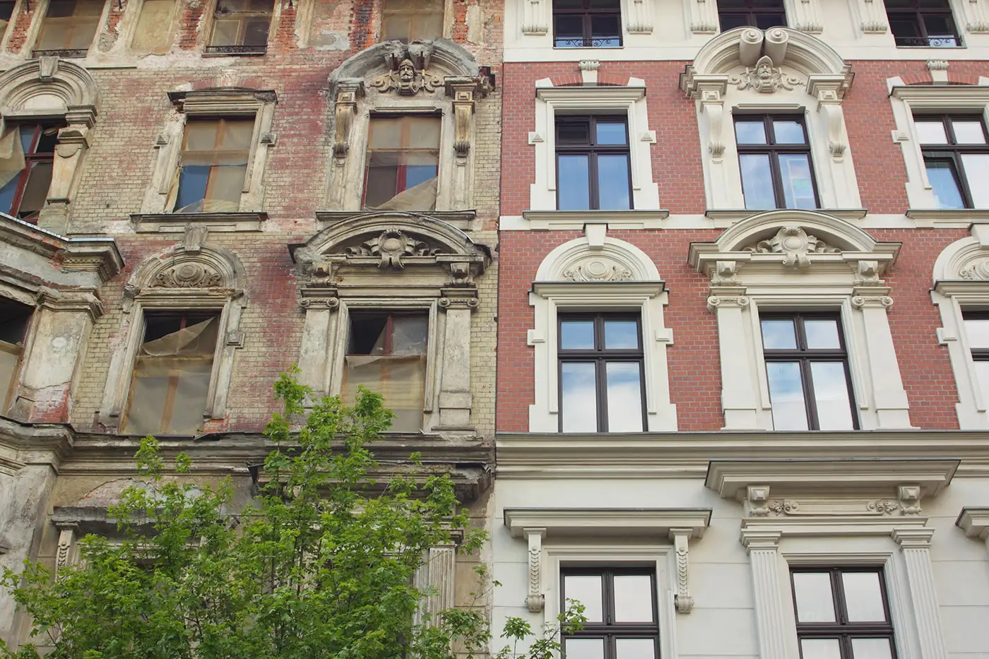 Gesims- und Stuckarbeiten an einer Fassade