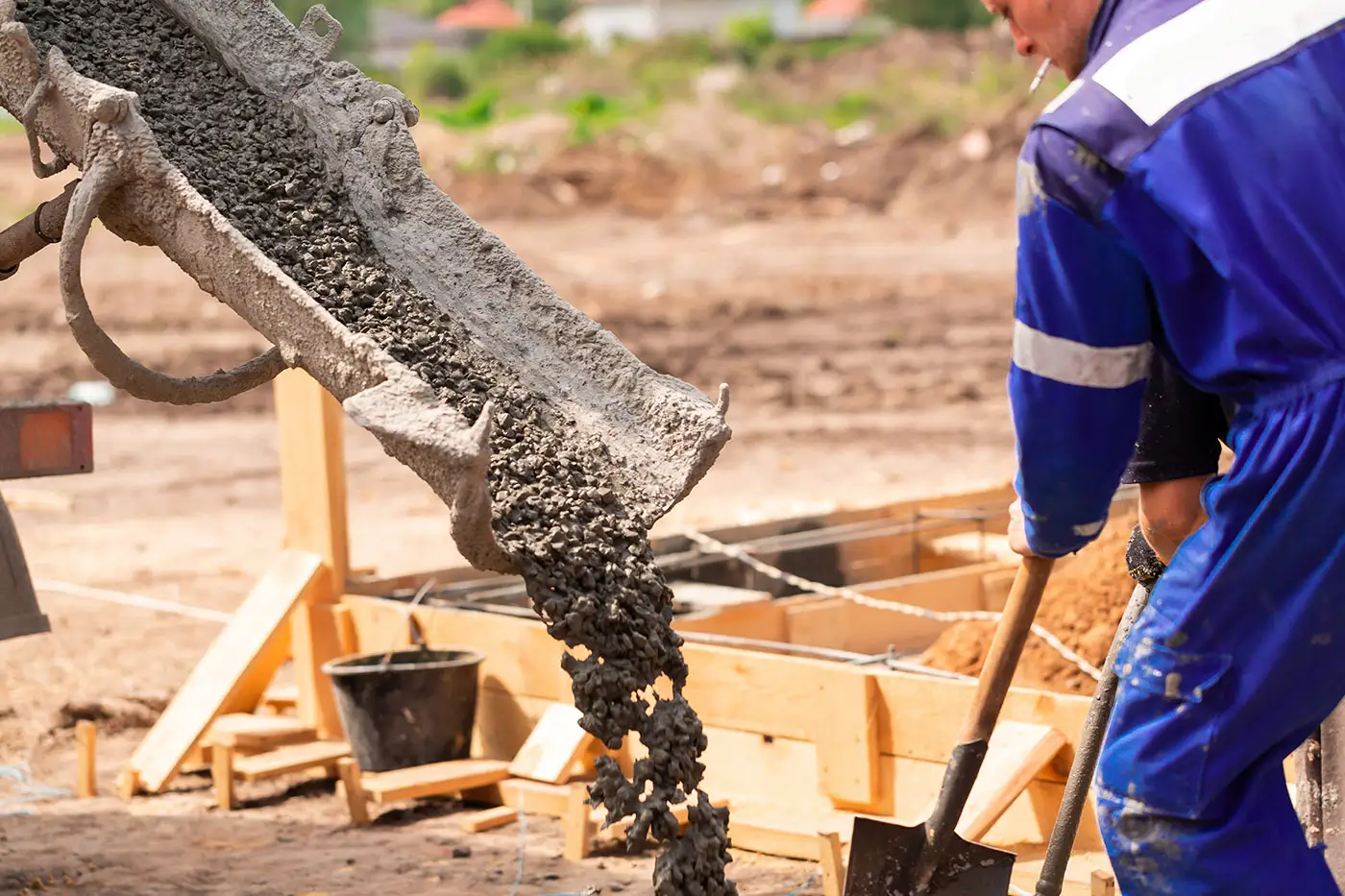 Arbeiter bei Schalungsarbeiten