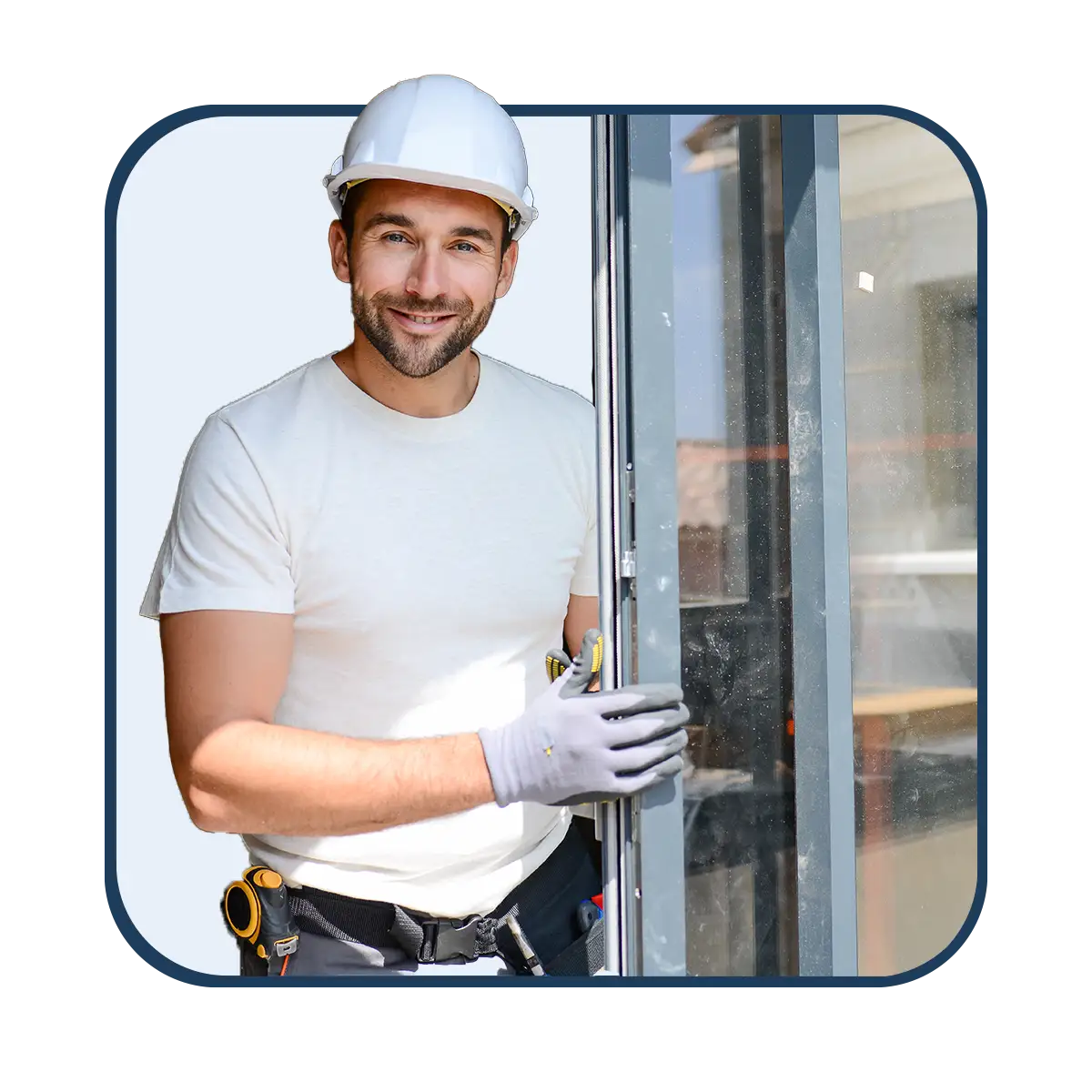 Inbauwerk Berlin Ein freundlicher Handwerker schaut aus einer Terrassentür hinaus