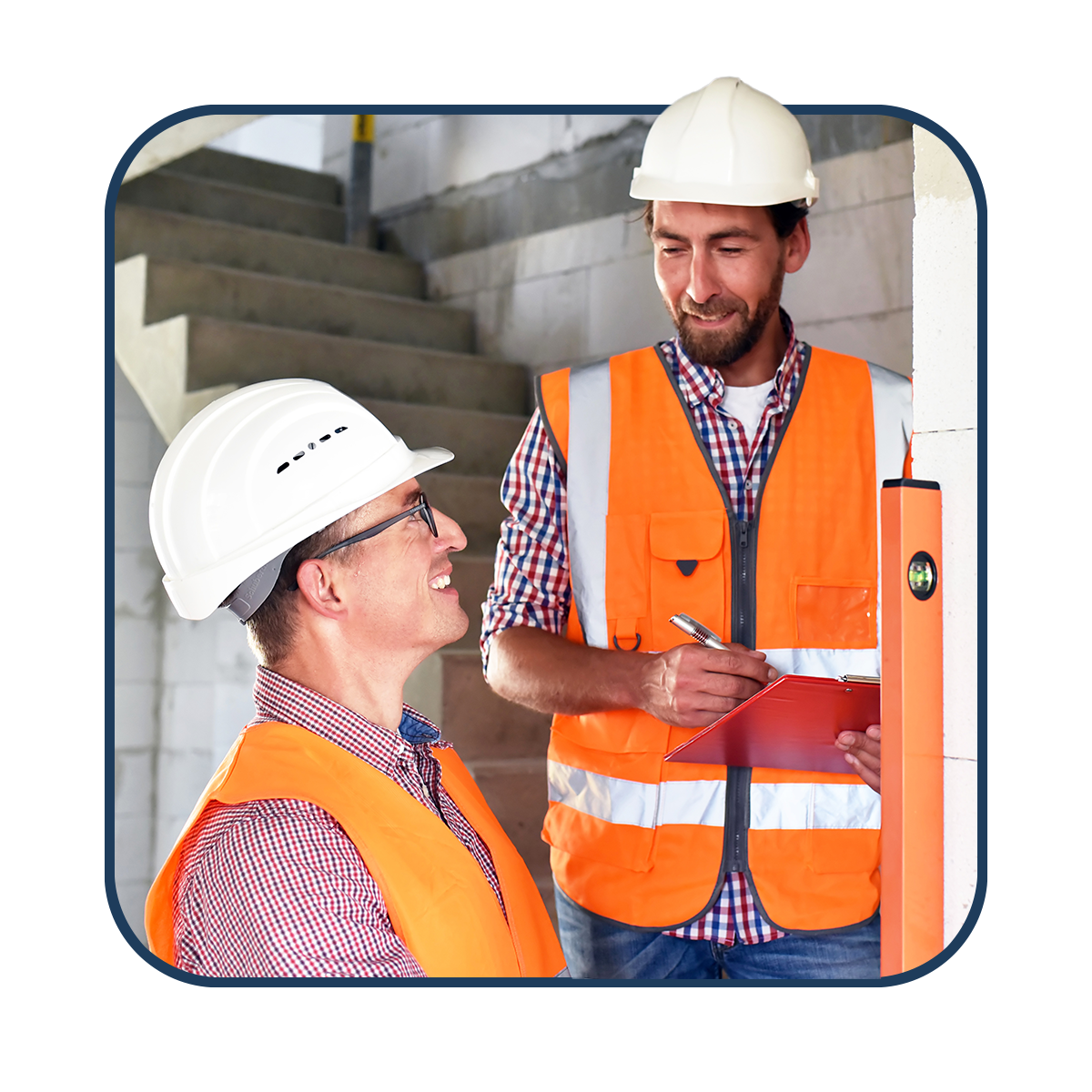 Inbauwerk Berlin Zwei Bauingenieure bei der Prüfung eines Rohbaus