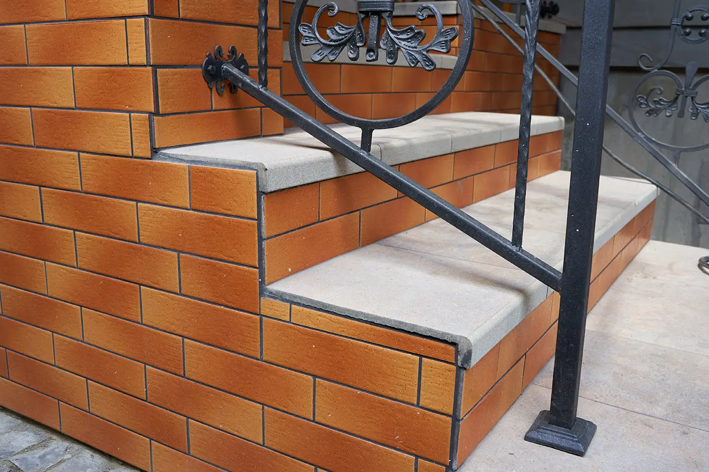 Fertige Klinkerarbeiten an einer Vortreppe