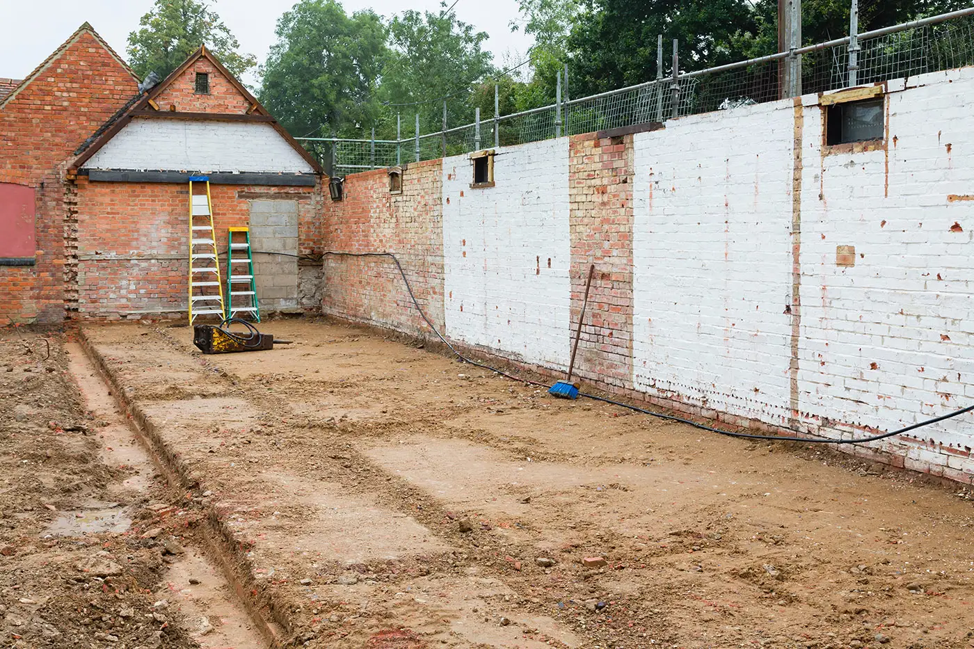 Boden bereit für Neubau nach Rückbau eines Anbaus