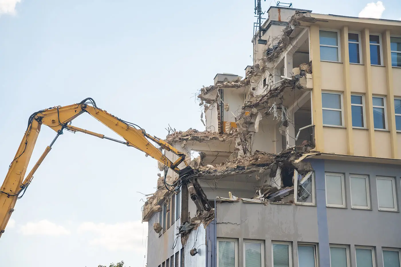 Bagger bei Rückbauarbeiten an einem alten Gewerbegebäude