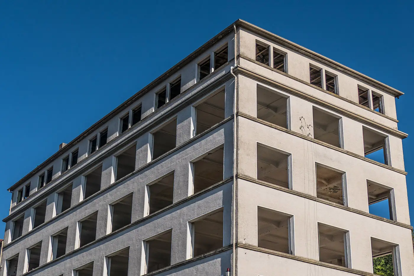 Entkerntes älteres Gewerbegebäude