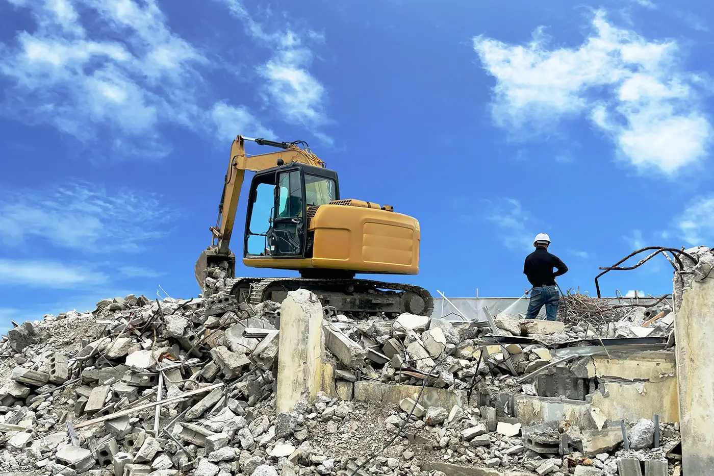 Bagger bei Rückbauarbeiten